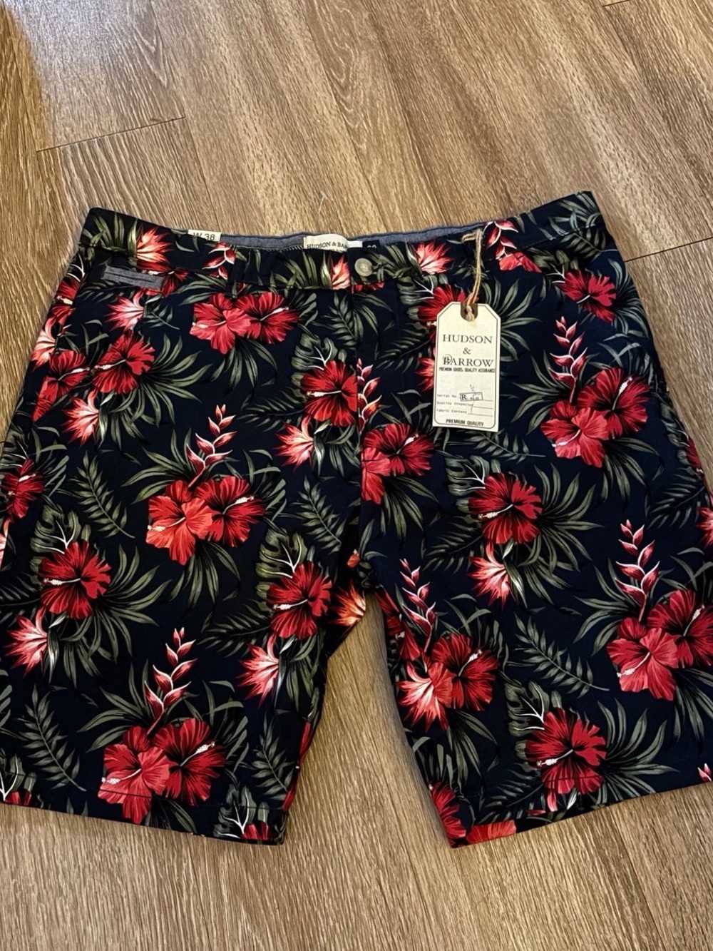 Hudson & Barrow men's 38 floral Bermuda shorts  NWT box A91